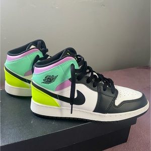 Air Jordan 1 Mids